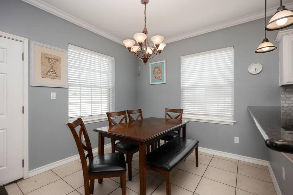Luxury 3 Bed 2 Bath 2nd Floor By *